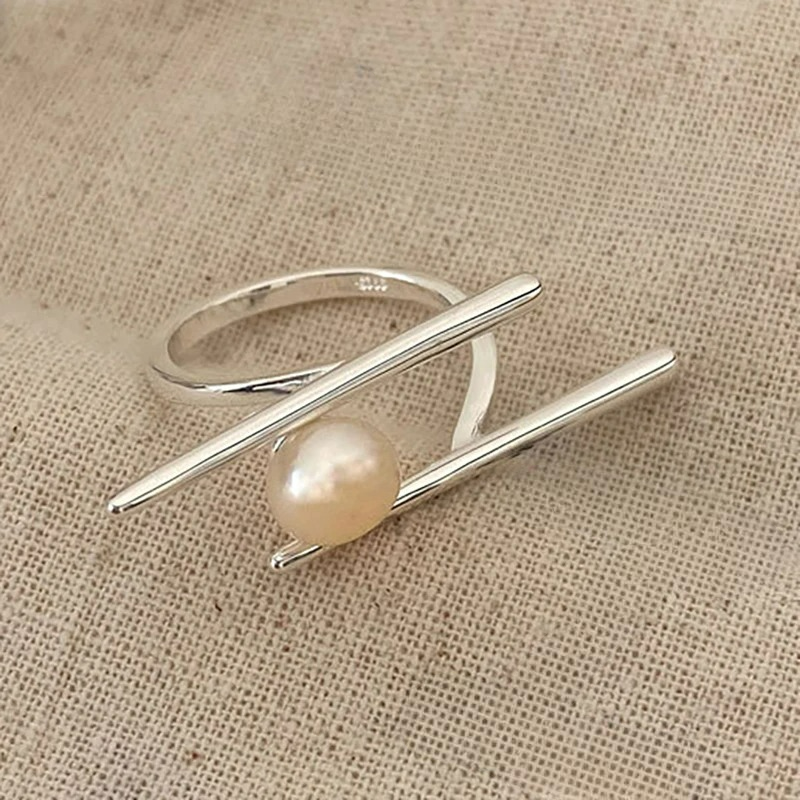 Stilvoller Ring mit weißer Zirkon-Perle