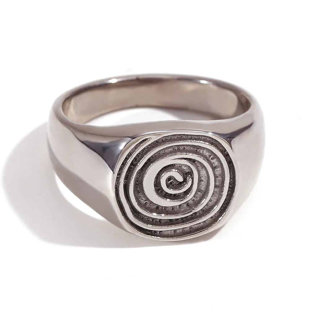 Bague type chevalière avec motif spirale gravé argent
