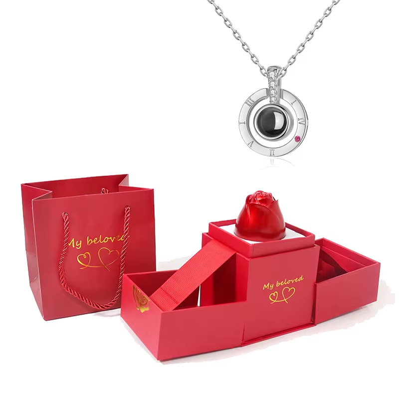 Rosa Überraschungsbox und ihr silbernes Schmuckstück