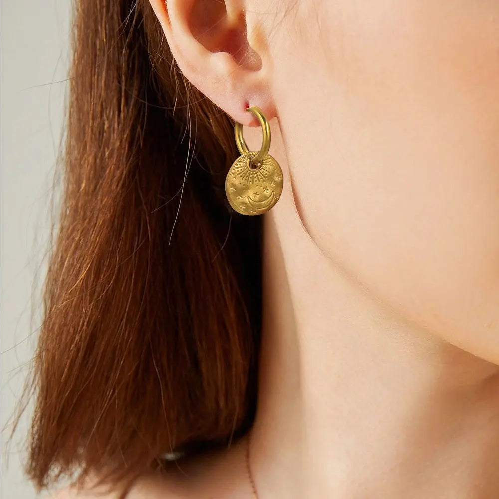 Boucles d'oreilles créoles avec pendentif rond soleil et lune gravés