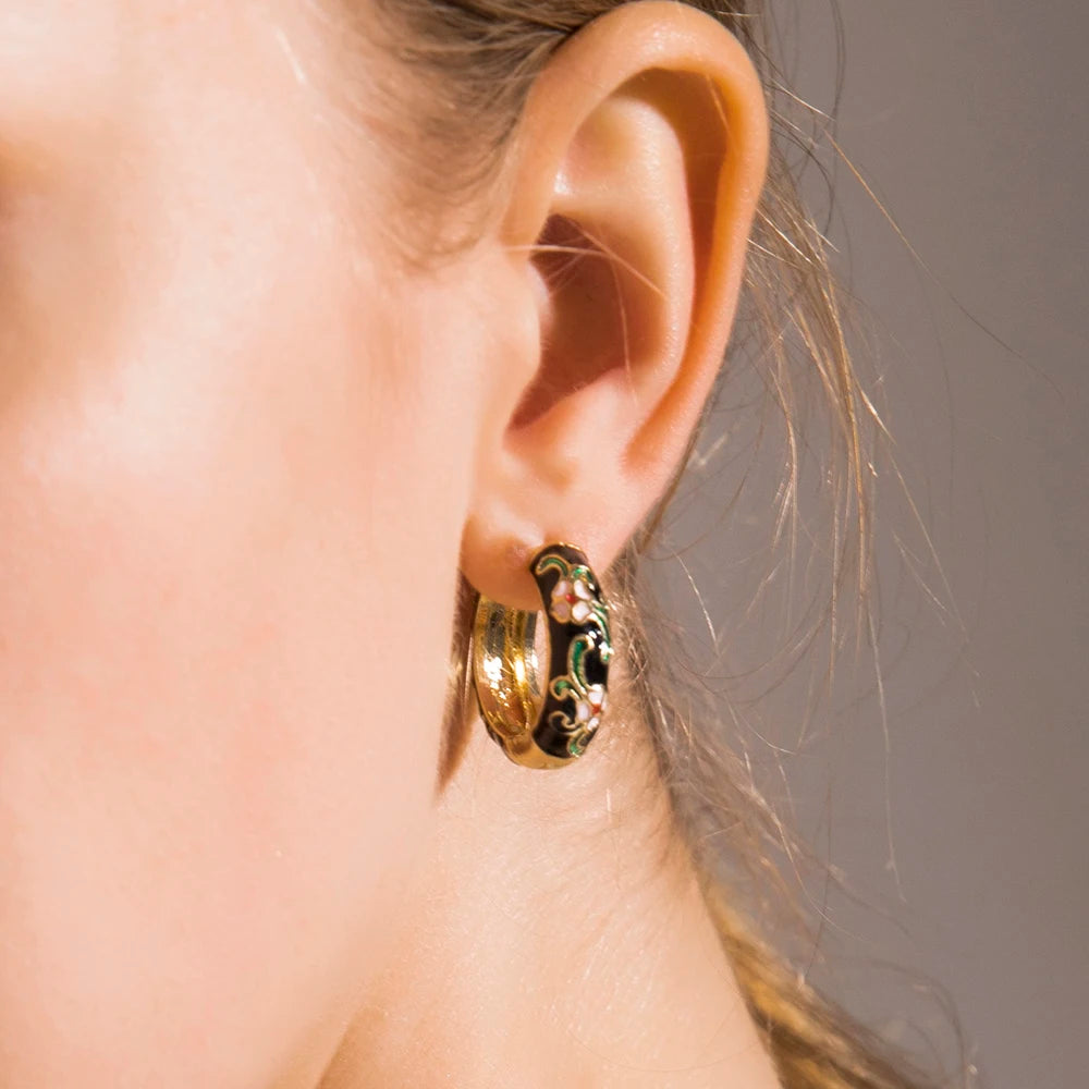 Boucles d'oreilles créoles fleurs de roses émaillées noir