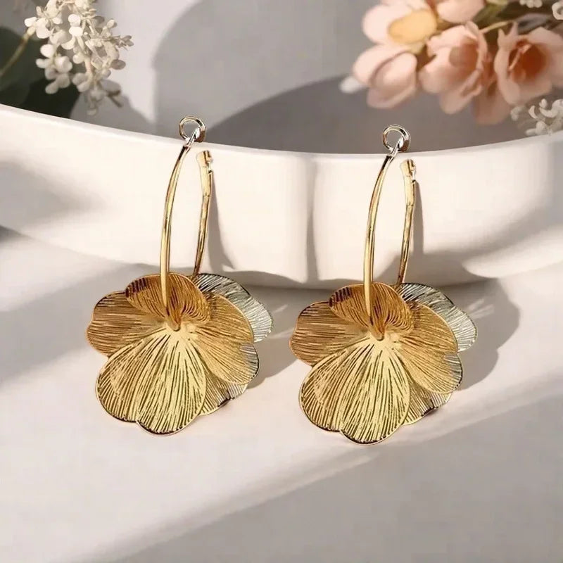 Creolen-Ohrringe mit Blütenblättern Gold