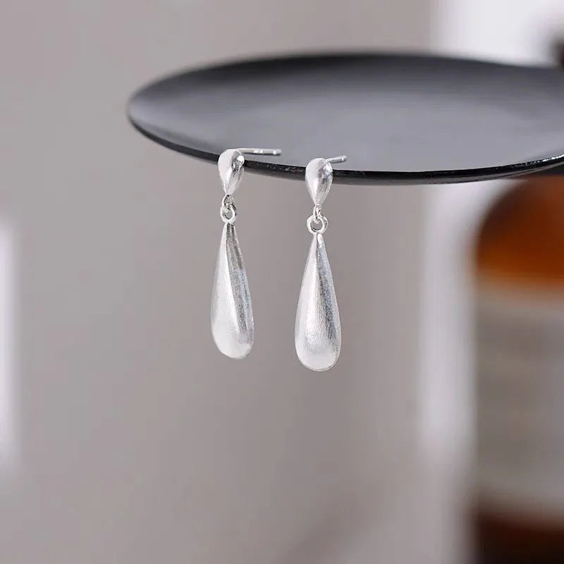 Ohrstecker in Tropfenform mit weißem Zirkonia 