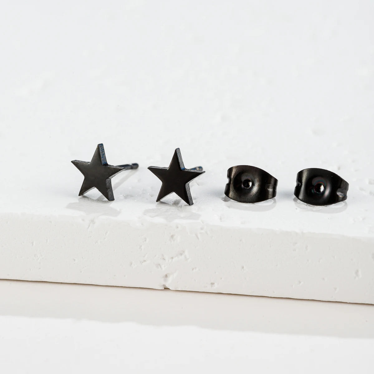 Boucles d'Oreilles Légères Clou Etoile noir