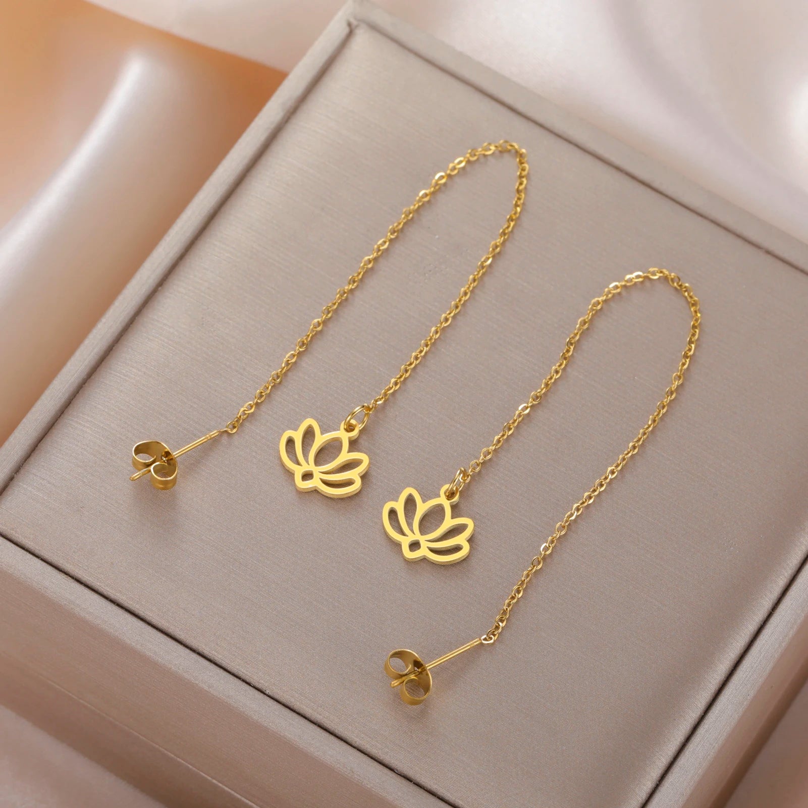 Boucles d'Oreilles Pendantes avec Fine Fleur de Lotus or