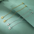 Oorbellen met hanger met het Joodse levenssymbool Chai in goud
