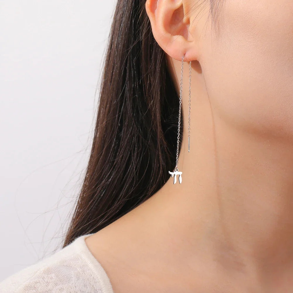 Oorbellen met hanger met het Joodse levenssymbool Chai in zilver