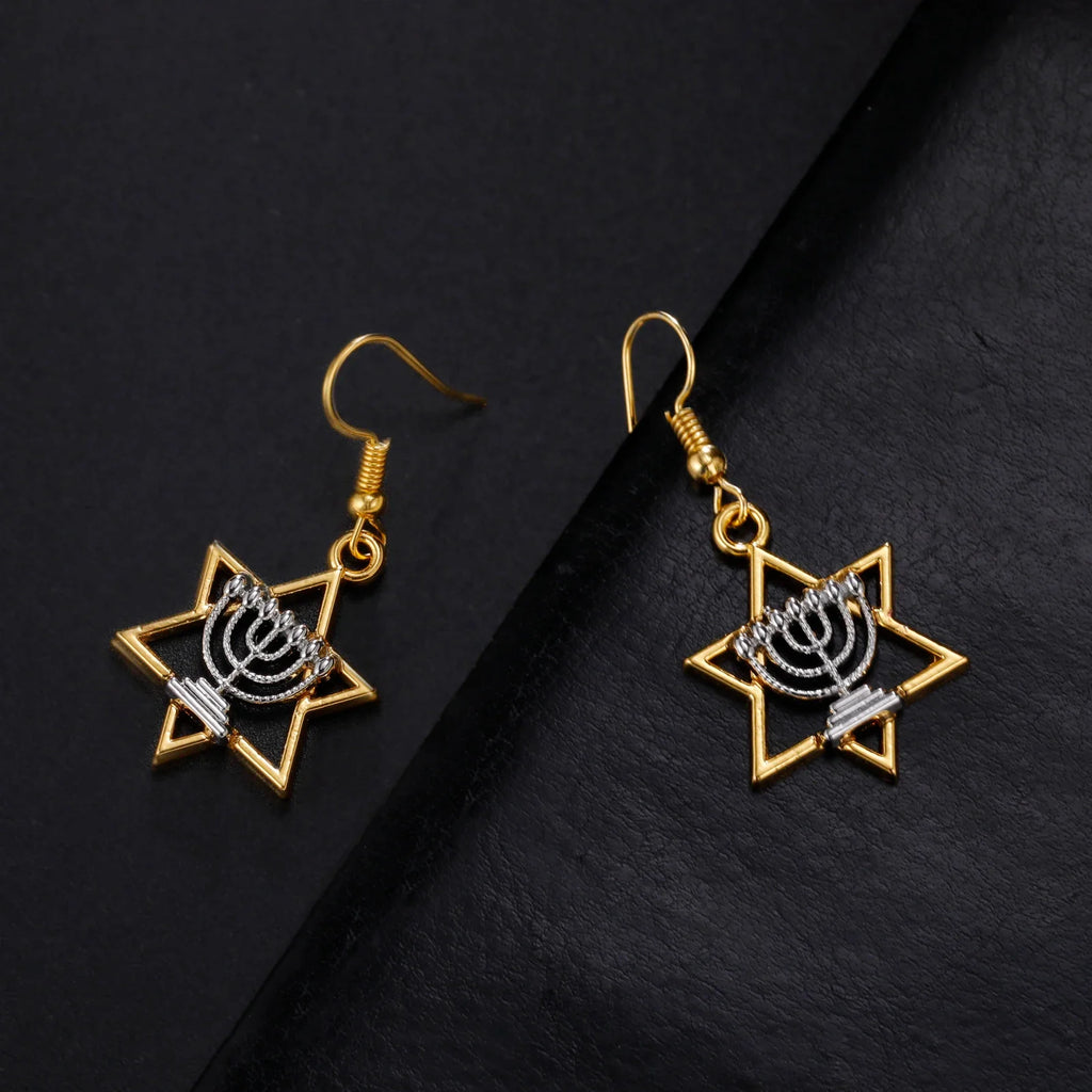 Oorbellen met hangers met Menorah en de <span data-glossary-id="star-of-david">Davidster</span>, joodse symbolen