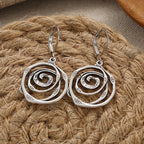 Boucles d'oreilles pendantes avec spirale ciselée