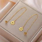 Långa hängande örhängen med <span data-glossary-id="">Davidsstjärnan</span> judiskt symbol i guld