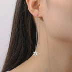 Långa hängande örhängen med <span data-glossary-id="">Davidsstjärnan</span> judiskt symbol i silver