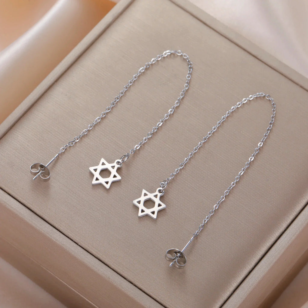 Långa hängande örhängen med <span data-glossary-id="">Davidsstjärnan</span> judiskt symbol i silver