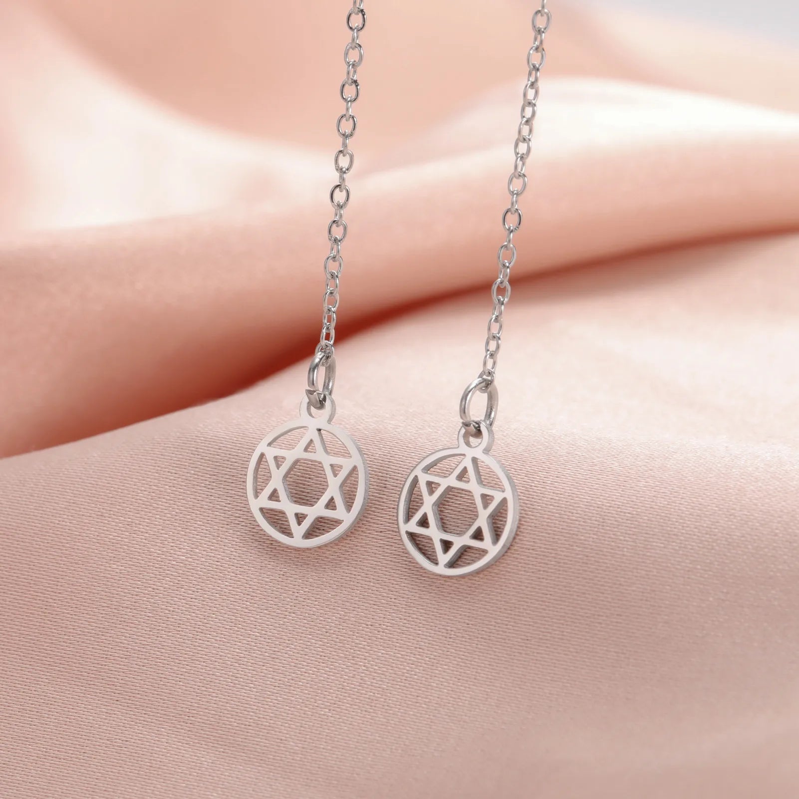 Långa hängande örhängen med rund <span data-glossary-id="">Davidsstjärnan</span> judiskt symbol i silver