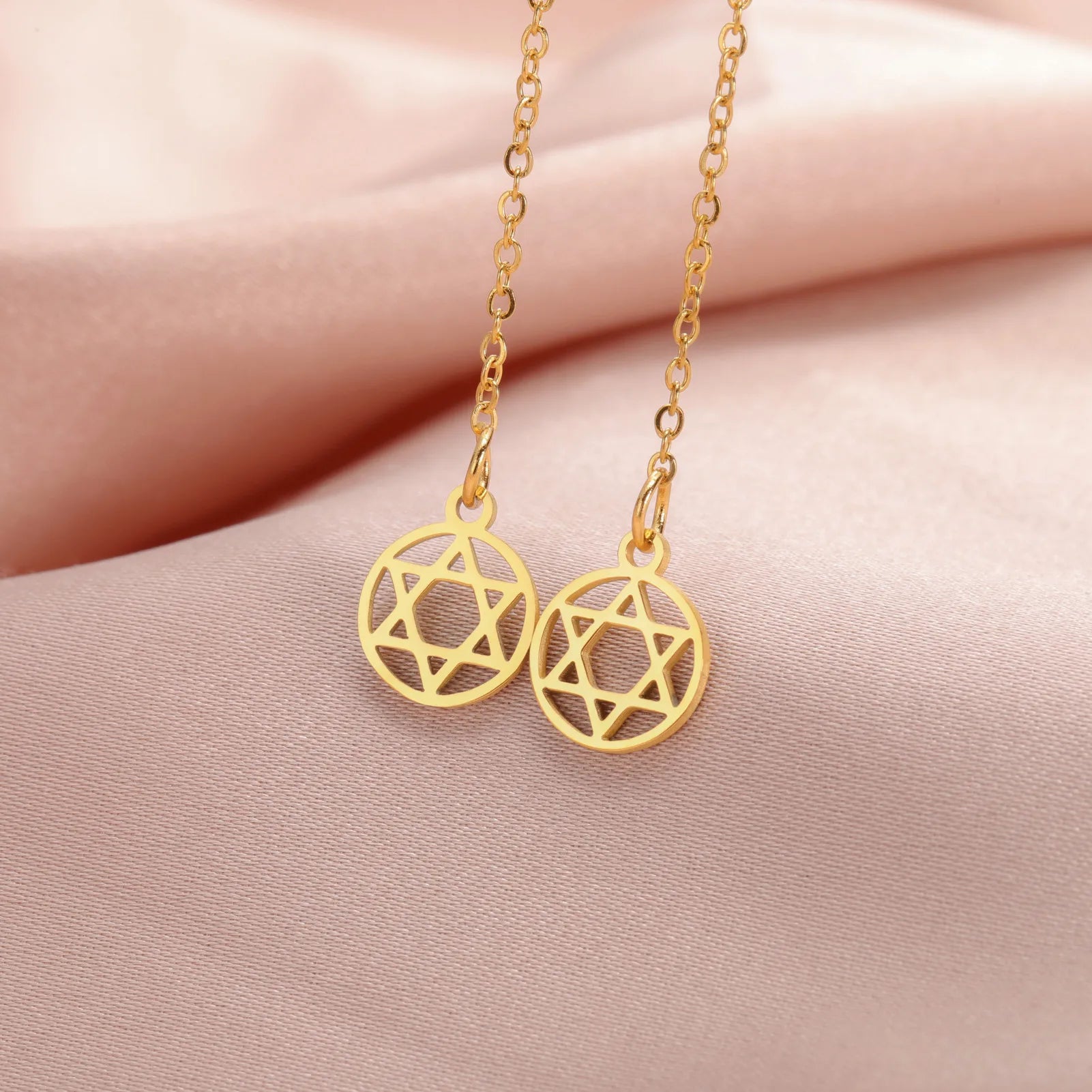 Långa hängande örhängen med rund <span data-glossary-id="">Davidsstjärnan</span> judiskt symbol i guld