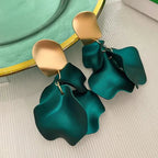 Orecchini pendenti con petali di fiore verdi 