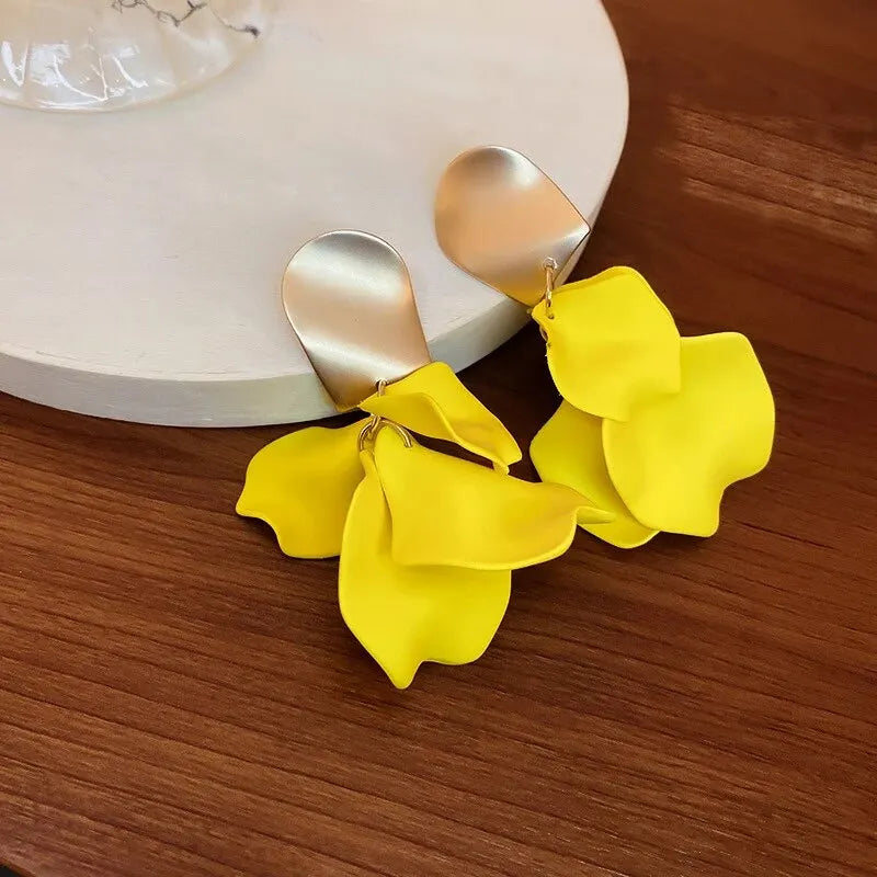 Orecchini pendenti con petali di fiore gialli