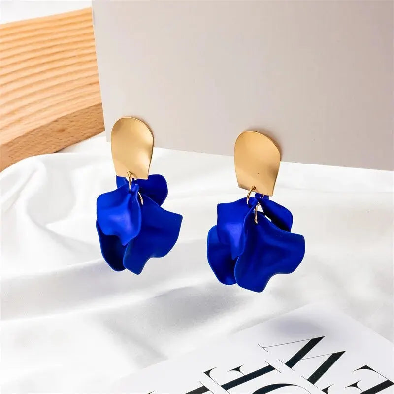 Orecchini pendenti con petali di fiore blu
