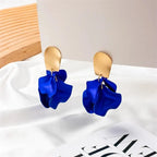 Orecchini pendenti con petali di fiore blu