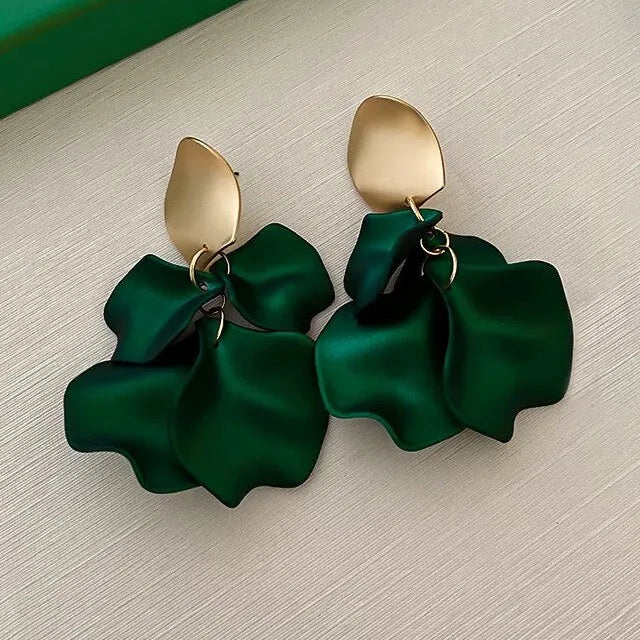 Orecchini pendenti con petali di fiore verde scuro