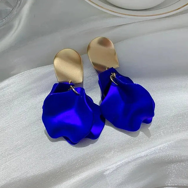 Orecchini pendenti con petali di fiore blu