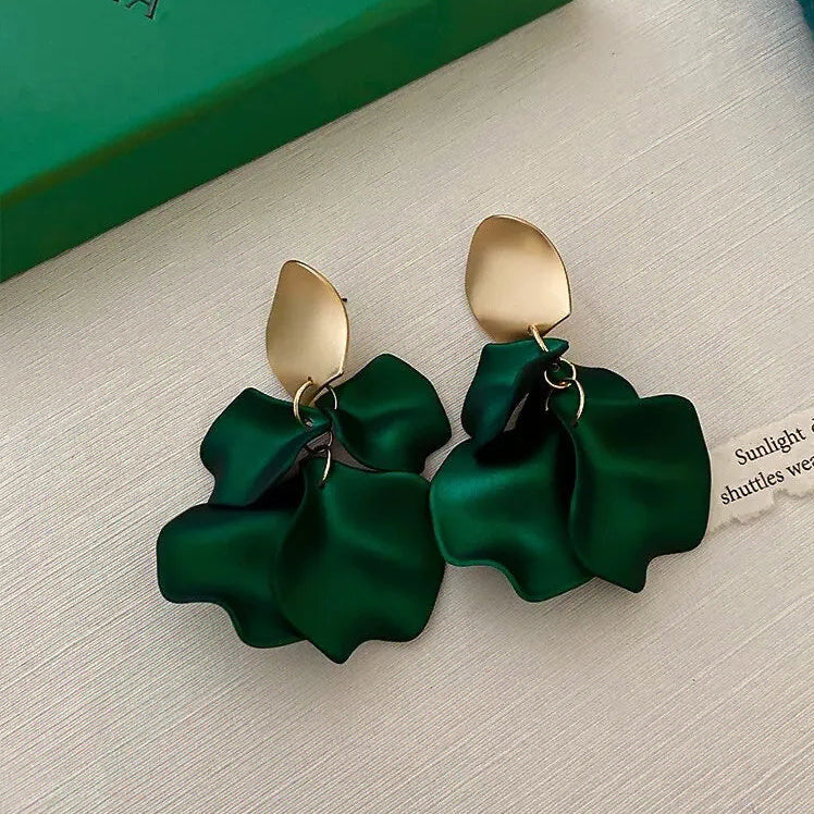 Orecchini pendenti con petali di fiore verde scuro