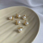 Orecchini con perla e barra geometrica