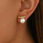 Orecchini con perla e barra geometrica