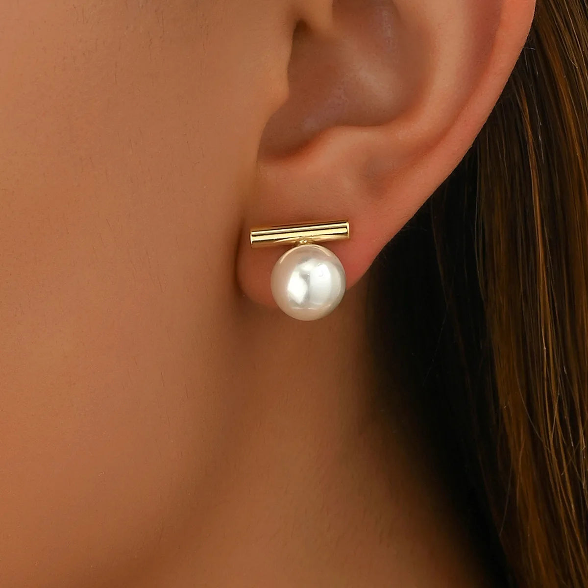 Orecchini con perla e barra geometrica