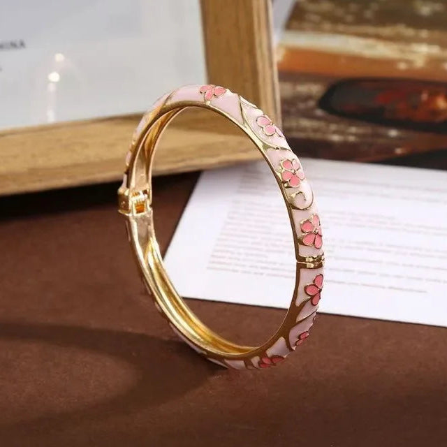Lille- ja lehemotiividega käevõru roosa värvilise emailiga 