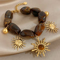 Bracelet bohème avec galets et pendentifs soleils effet oeil de tigre