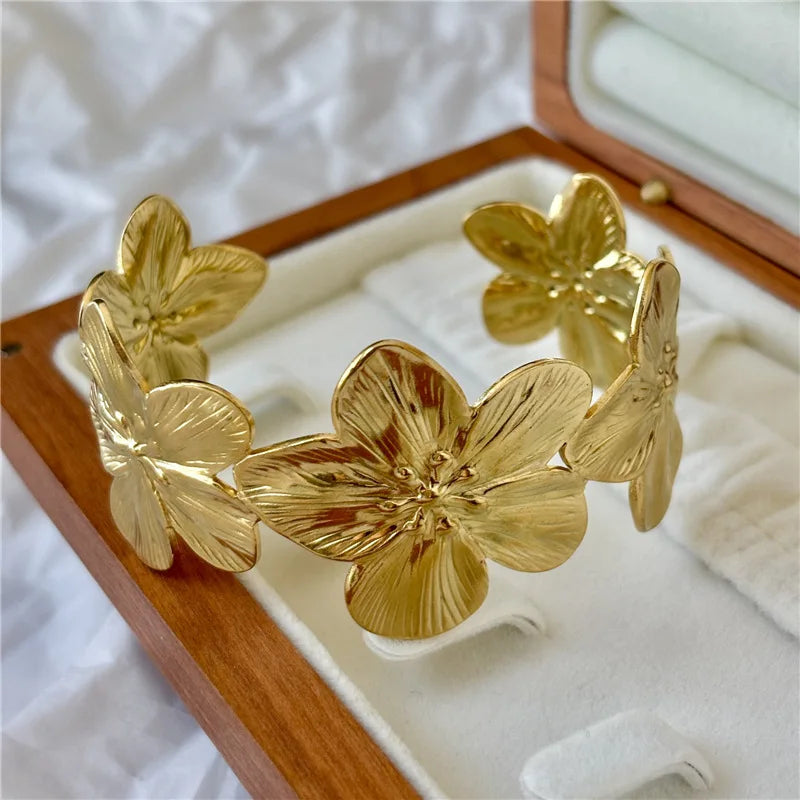 Bracelet with large hibiscus flowers, gold