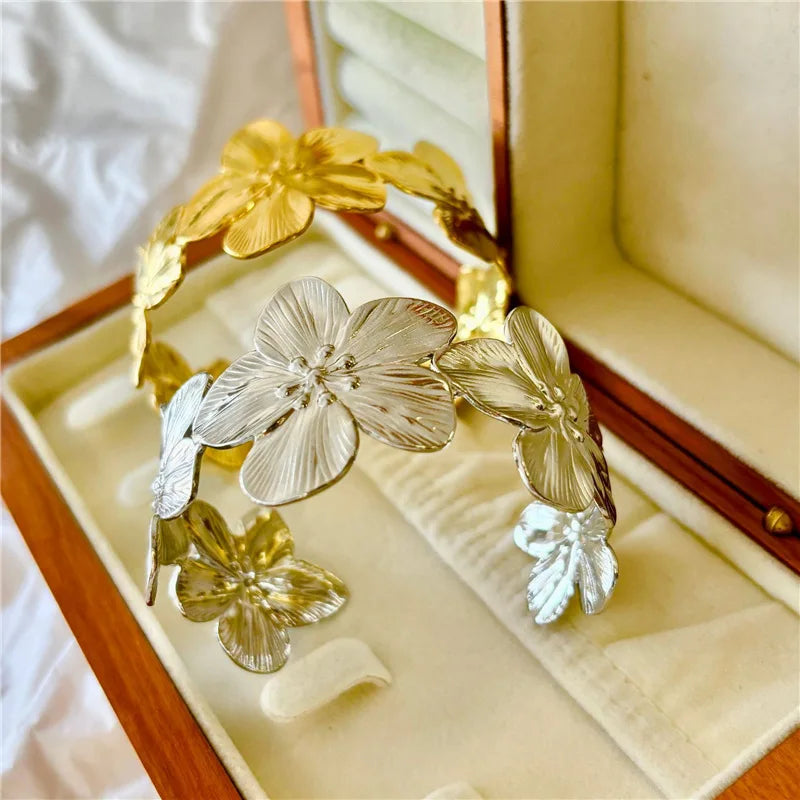 Bracelet with large hibiscus flowers, silver