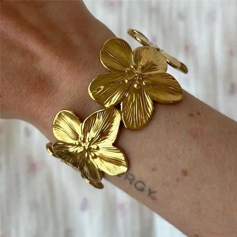 Bracelet with large hibiscus flowers, gold