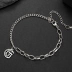 Bracelet avec le symbole juif de protection Chai sur croissant de lune argent