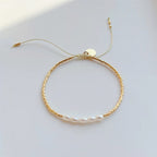 Armband mit aufgereihten Süßwasserperlen