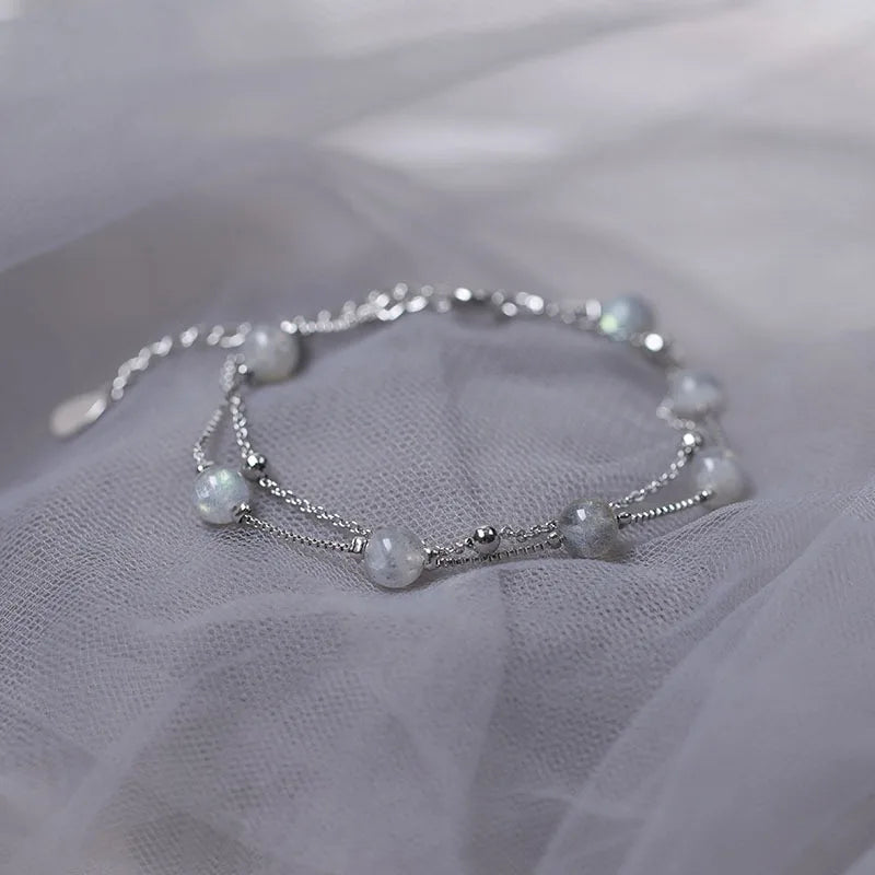 Bracelet avec perles de pierre de lune aux reflets irisés