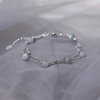 Bracelet avec perles de pierre de lune aux reflets irisés