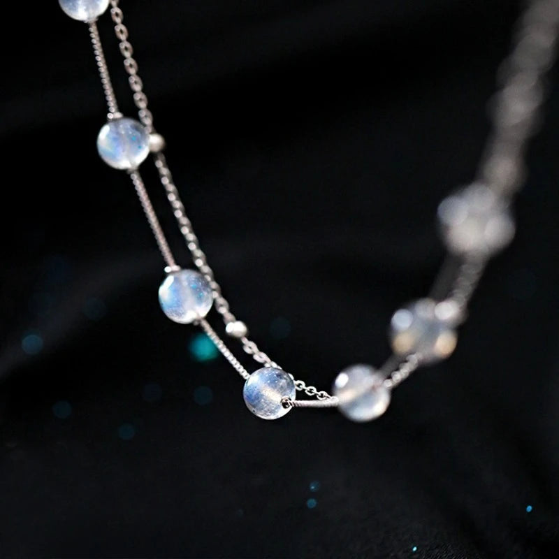 Bracelet avec perles de pierre de lune aux reflets irisés