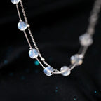 Bracelet avec perles de pierre de lune aux reflets irisés