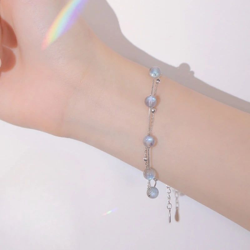 Bracelet avec perles de pierre de lune aux reflets irisés