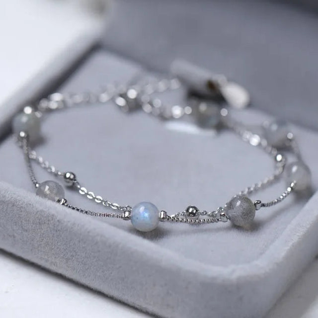 Bracelet avec perles de pierre de lune aux reflets irisés