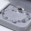 Bracelet avec perles de pierre de lune aux reflets irisés