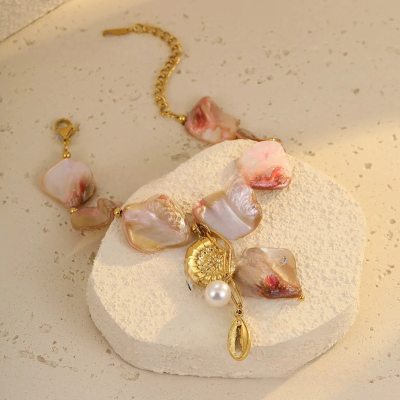 Muschelarmband mit schönen Perlmuttperlen
