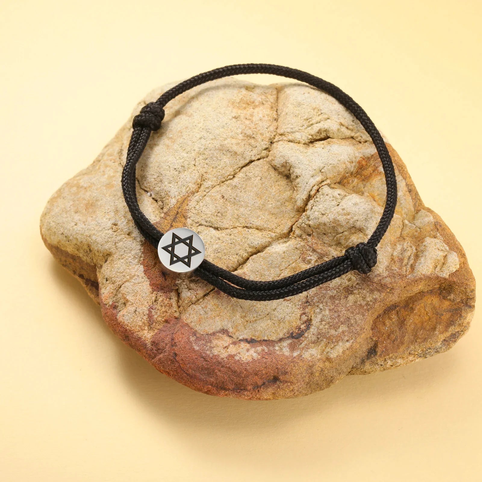 Náramok z lana so židovským symbolom čierna a strieborná <span data-glossary-id="star_of_david">hviezda Dávida</span>