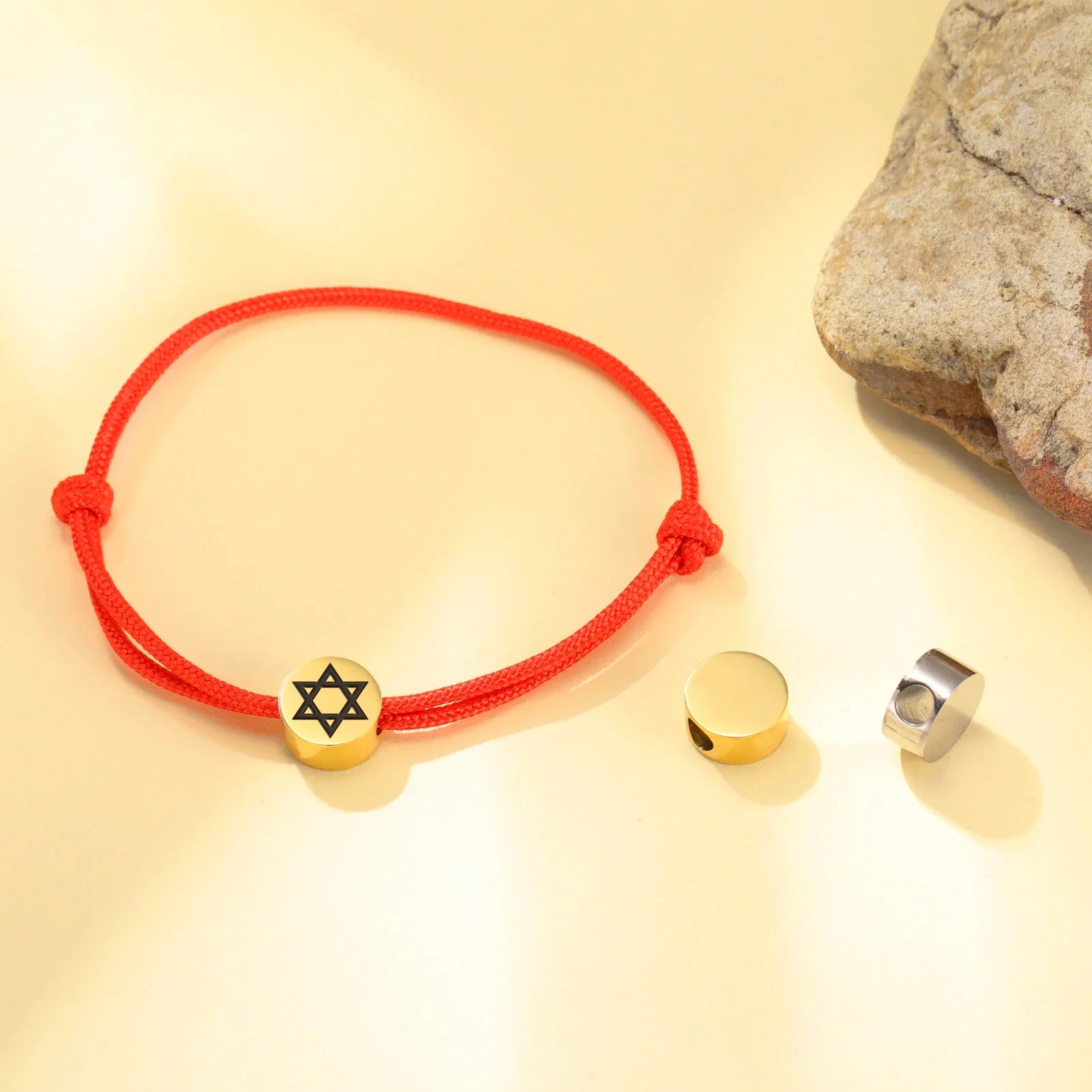 Náramok z lana so židovským symbolom červená a zlatá <span data-glossary-id="star_of_david">hviezda Dávida</span>