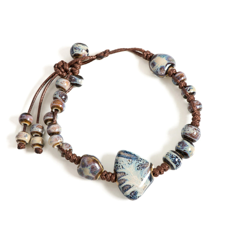 Geflochtener Armband mit blauen Muscheln