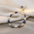 Armband mit blauen und weißen Naturperlen