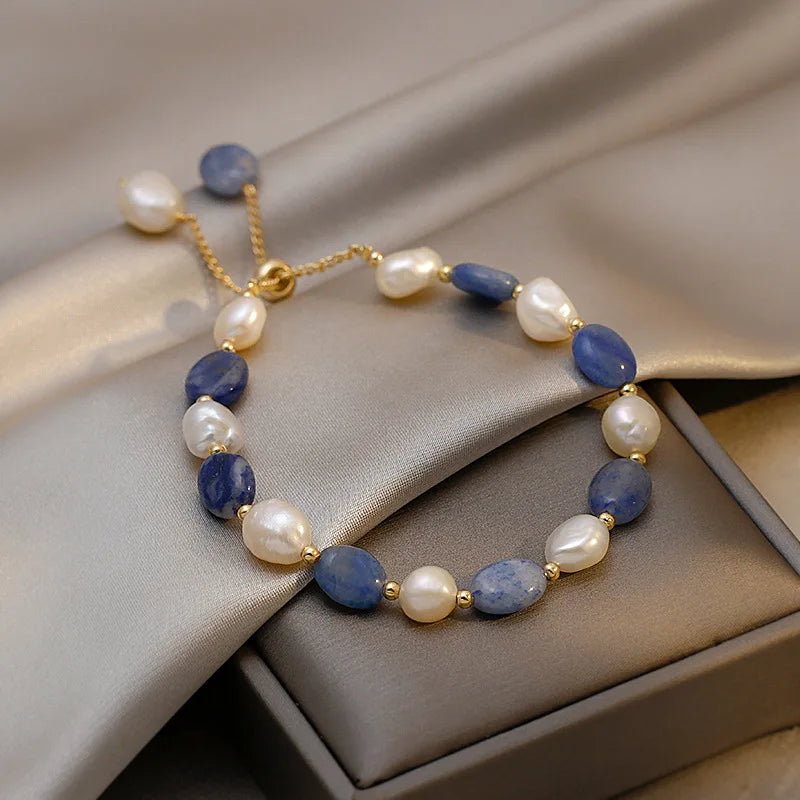 Armband mit blauen und weißen Naturperlen