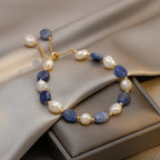 Armband mit blauen und weißen Naturperlen