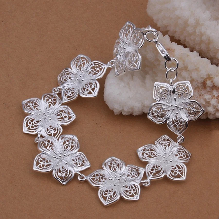 Armband mit großen silbernen Blumenmuster